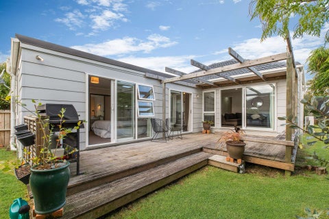 2/27 Sunnyhaven Avenue, Beach Haven, Auckland