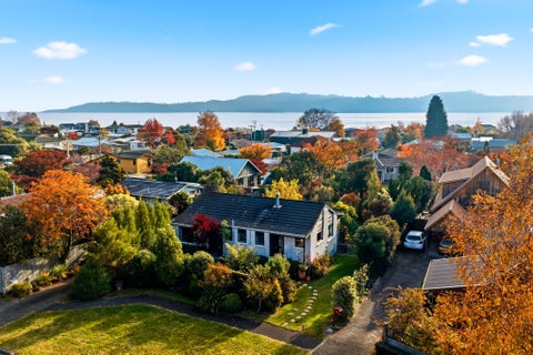 32 Charles Crescent, Rainbow Point, Taupo