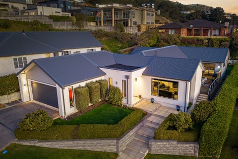 6 Hollyford Place, Aotea, Porirua