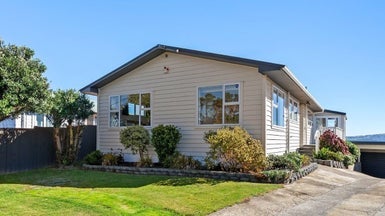 32 Brooker Grove, Newlands, Wellington