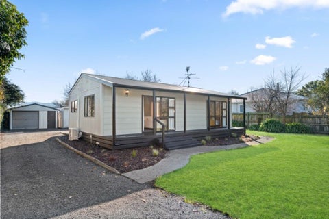 424 High Street South, Carterton