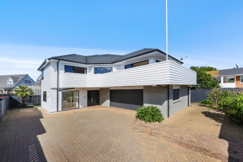 2/30 Eastern Beach Road, Eastern Beach, Auckland