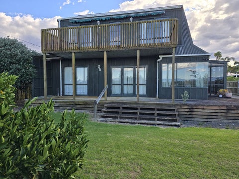 1251 East Coast Road, WHAKATIWAI, MIRANDA
