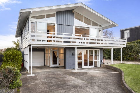 84 Marine Parade, Mellons Bay, Auckland