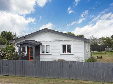 18 Robert Street, Marton