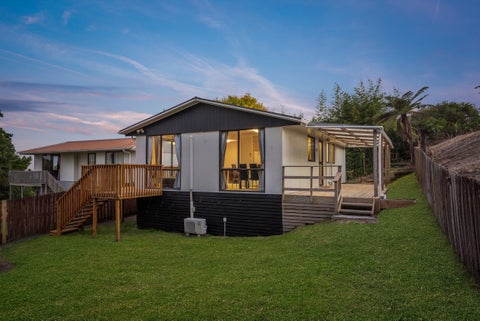 2/231 Don Buck Road, Massey, Auckland