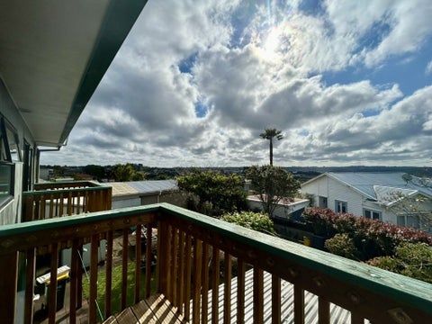 1/136 Sunset Road, Unsworth Heights, Auckland