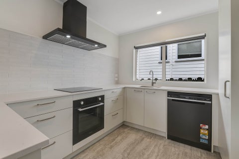 2/2 Rook Place, Unsworth Heights, Auckland