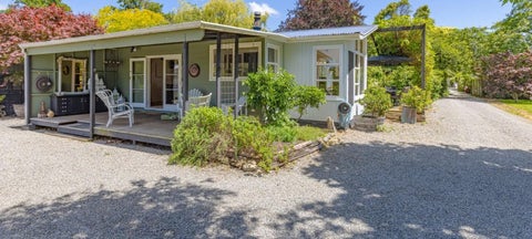 274 High Street North, Carterton