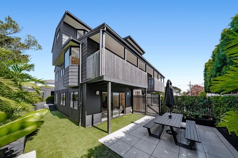 2/10 Sylvan Park Avenue, Milford, Auckland