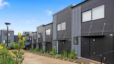4/8 Chivalry Road, Glenfield, Auckland