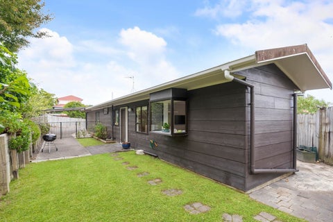 2/865 Beach Road, Waiake, Auckland