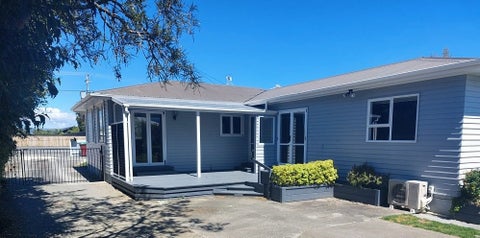 374 High Street South, Carterton