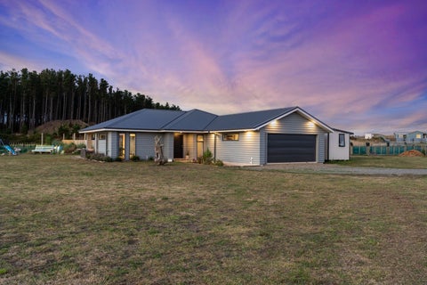 21 Mowhia Grove, Waitārere, Levin