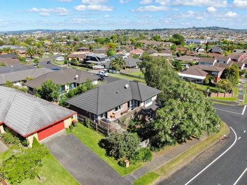 2/60 Channing Crescent, Botany Downs, Auckland