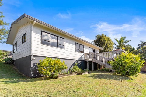 2/2 Chivalry Road, Glenfield, Auckland
