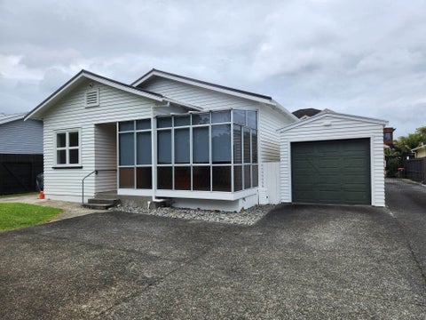 16 Raymond Street, Point Chevalier, Auckland