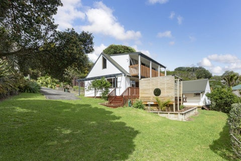 51 Seaview Road, Piha, New Lynn