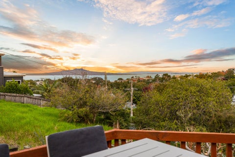 33 Peter Terrace, Castor Bay, Auckland