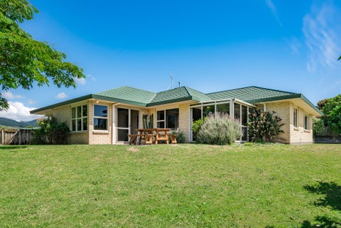 10 Crown Hill, Paraparaumu