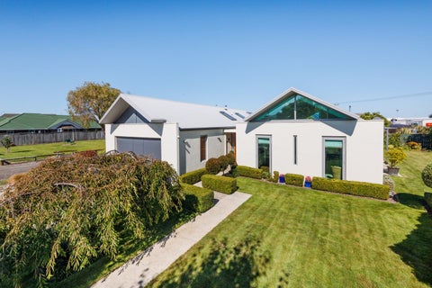 16 Royal Oak Drive, Kelvin Grove, Palmerston North