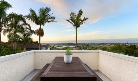 1/142 Sunset Road, Unsworth Heights, Auckland