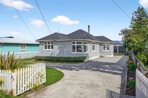 382 High Street South, Carterton
