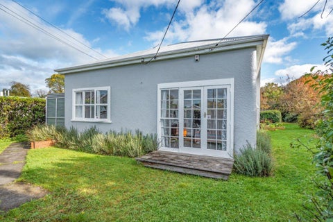 223 High Street North, Carterton