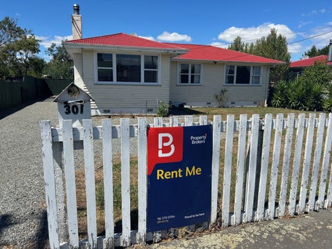 301 High Street South, Carterton