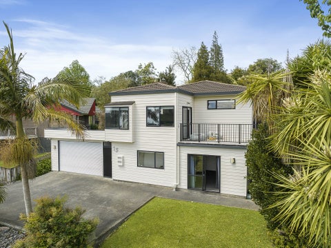 15 Taupiko Place, Green Bay, Auckland