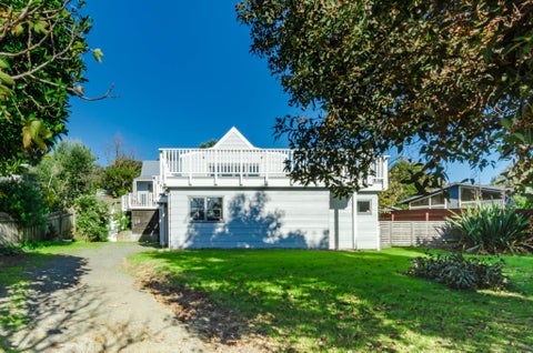 11 Hicks Crescent, Waikanae Beach, Waikanae
