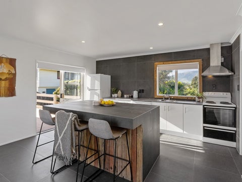 5 Freyberg Crescent, Waikanae Beach, Waikanae