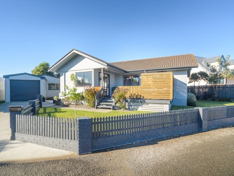 17 Peter Hall Drive, Kelvin Grove, Palmerston North