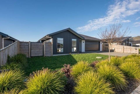8 Esher Lane, Richmond
