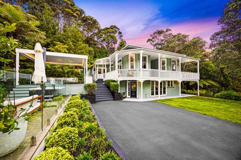 1 Deirdre Place, Titirangi, Auckland