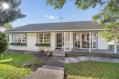 1 Woolwich Close, Whitby, Porirua