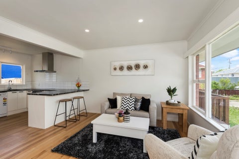2/35 Shakespeare Road, Milford, Auckland