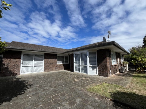 83 Botany Road, Botany Downs, Auckland