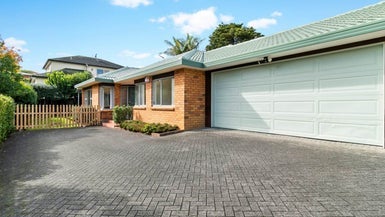 2/2 Carlton Street, Hillsborough, Auckland