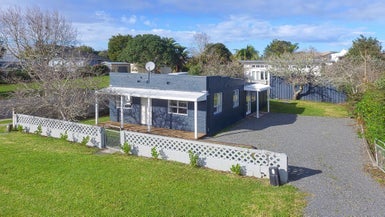 17 Crispe Road, Clarks Beach, Clarks Beach