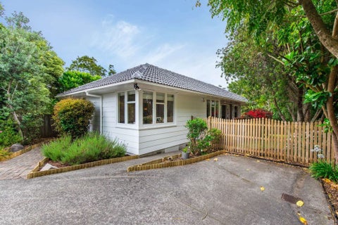 16B CRESTA AVE, Beach Haven, Auckland