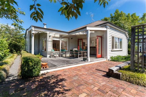 218 High Street South, Carterton