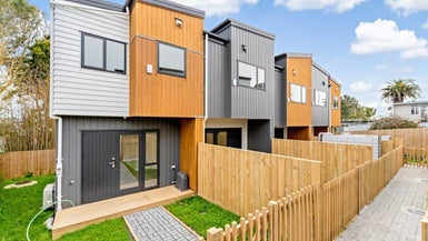2/300 Great North Road, Henderson, Auckland