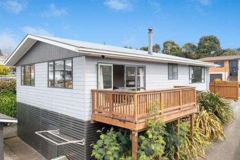 16 La Salle Drive, Westown, New Plymouth
