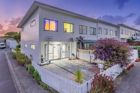11/3 Hulme Pl, Henderson, Waitakere