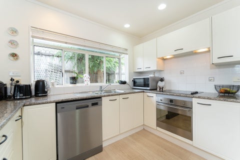 2/24 Philson Terrace, Browns Bay, Auckland