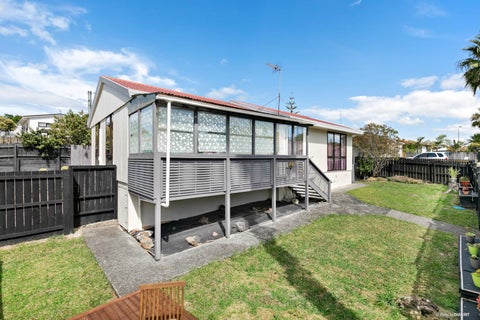 1/32 Caribbean Drive, Unsworth Heights, Auckland