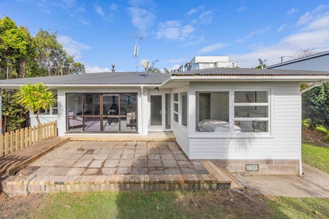 1/221 Wairau Road, Totara Vale, Auckland