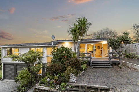 18 Easton Park Parade, Glenfield, Auckland