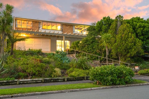 33 Chelsea View Drive, Chatswood, Auckland